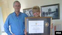 VOA's Moscow Bureau chief, Jim Brooke, presented Irina Donskaya the Gold Medal Award in 2010 for her exemplary contributions to the mission of the Voice of America. 