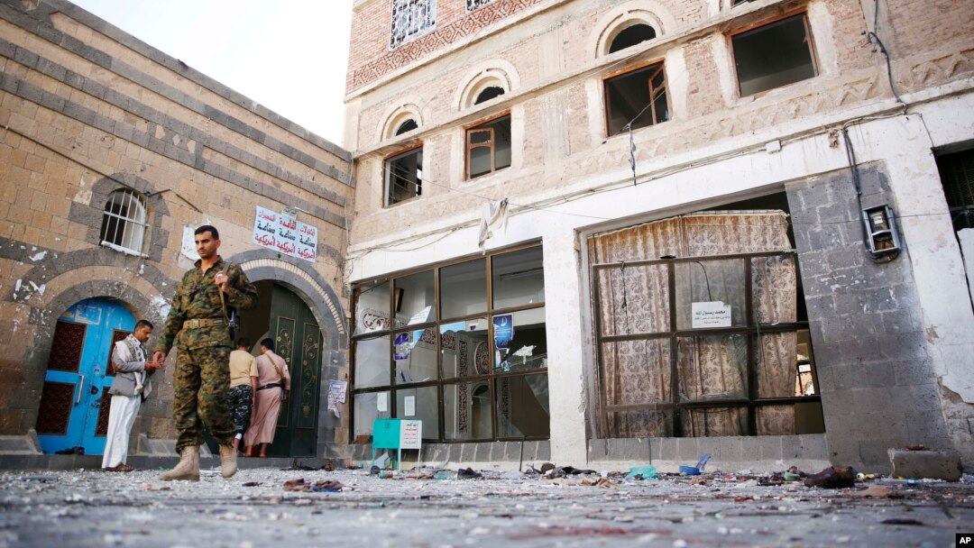 Seorang pejuang Syiah Houthi memeriksa bekas serangan bunuh diri di masjid al-Balili di Sanaa, Yaman hari Kamis (24/9).