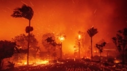 Kebakaran melanda kawasan di tengah angin kencang di kawasan Pacific Palisades, Los Angeles, 7 Januari 2025. (Ethan Swope/AP)