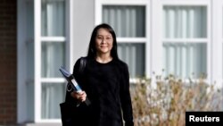 Chief Financial Officer Huawei Technologies Meng Wanzhou meninggalkan kediamannya untuk menghadiri persidangan di Vancouver, British Columbia, Kanada, 22 Maret 2021. (Foto: Jennifer Gauthier/Reuters)