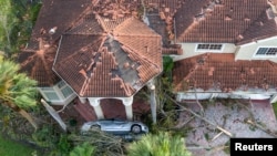 Sebuah rumah setelah dihantam tornado pembangunan The Preserve saat Badai Milton bergerak melintasi Florida, di Wellington, Florida, AS, 10 Oktober 2024. (Greg Lovett/Palm Beach Post/USA Today Network via REUTERS)