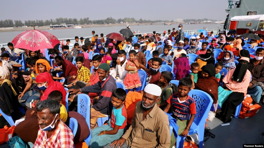Pengungsi Rohingya terlihat di atas kapal saat mereka dipindahkan ke Pulau Bhasan Char, Bangladesh. (Foto: Reuters)