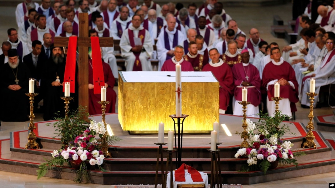 Upacara pemakaman bagi Pastor Jacques Hamel di gereja katedral Rouen, Normandy, Perancis hari Selasa (2/8). 