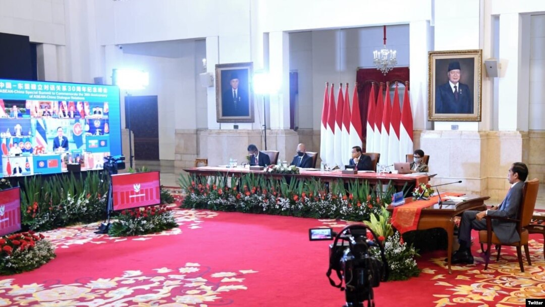Presiden Joko Widodo (kanan) menghadiri KTT virtual ASEAN-China yang juga dihadiri oleh Presiden Xi Jinping, Senin (22/11) (courtesy: Twitter/ @Menlu_RI)