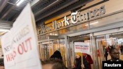 Empleados del NYT se manifiestan a la entrada del diario, en Nueva York, EEUU, el 8 de diciembre de 2022.