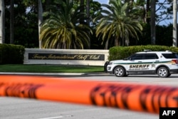 Policija ispred golf kluba u Vest Palm Biču (Foto: AFP/Chandan Khanna)