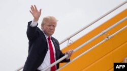 Predsednik SAD Donald Tramp maše dok napušta Danang i odlazi za Hanoj, Vijetnam, nakon što je prisustvovao samitu Azijsko-pacifiče saradnje (APEC), 11. novembra 2017.