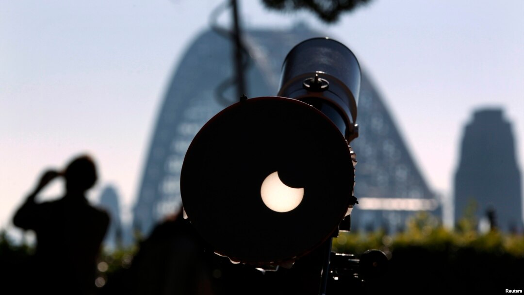 Gerhana matahari dilihat dari teleskop di atas Observatorium Sydney (10/5). (Reuters/David Gray)