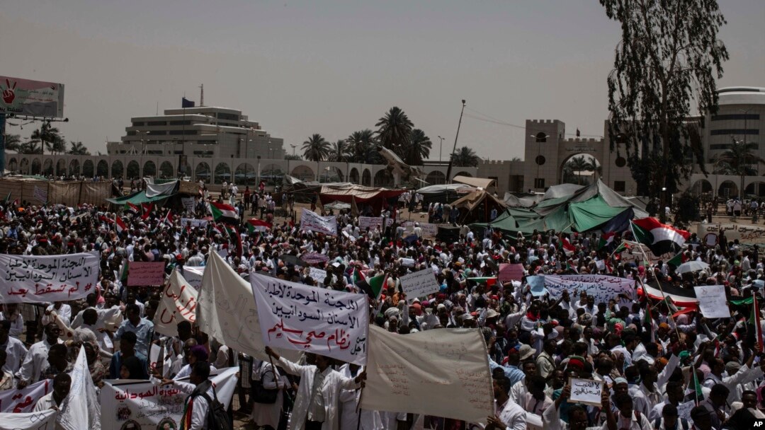 Grupa demonstranata iz sudanskog sindikata zdravstva maršira pored kampa demonstranata na Trgu oružanih snaga, u Kartumu, Sudan, 27. aprila 2019.