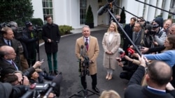 Steve Witkoff, utusan khusus Gedung Putih (tengah) ditemani sekretaris pers Gedung Putih Karoline Leavitt, berbicara dengan wartawan di Gedung Putih di Washington, 6 Maret 2025. (Foto: Ben Curtis/AP Photo)