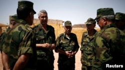 Le commandant Sidi Waghal et les officiers de la base militaire de Tifariti, au Sahara occidental, le 9 septembre 2016.