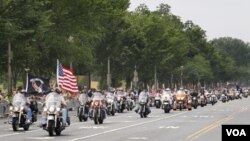 Ribuan pengendara motor besar dari kelompok “Rolling Thunder” di seluruh AS berkendara ke Washington.