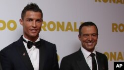 Jorge Mendes, "super-agent" de footballeurs, à droite, et son joueur Cristiano Ronaldo à Londres, 9 novembre 2015.