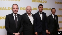 De gauche à droite, Anthony Wonke, Paul Martin, Cristiano Ronaldo et Jorge Mendes, Londres, le 9 novembre 2015 