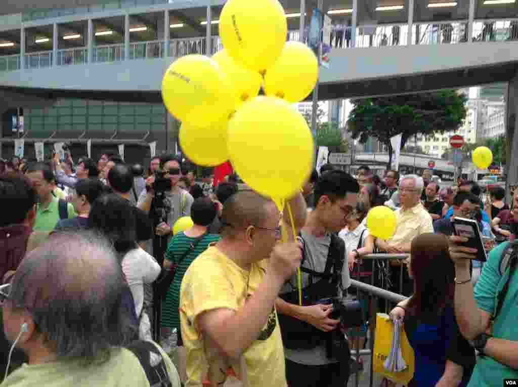 港人重返金钟纪念雨伞革命两周年(美国之音海彦拍摄)