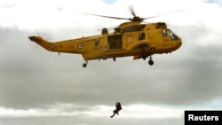 Un helicótero Sea King similar a este de la marina británica, fue utilizado por la marina peruana para rescatar a dos pilotos accidentados frente a las costas de el Callao.