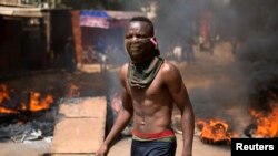 Un manifestant dans Ouagadougou, 28 ocotbre 2014