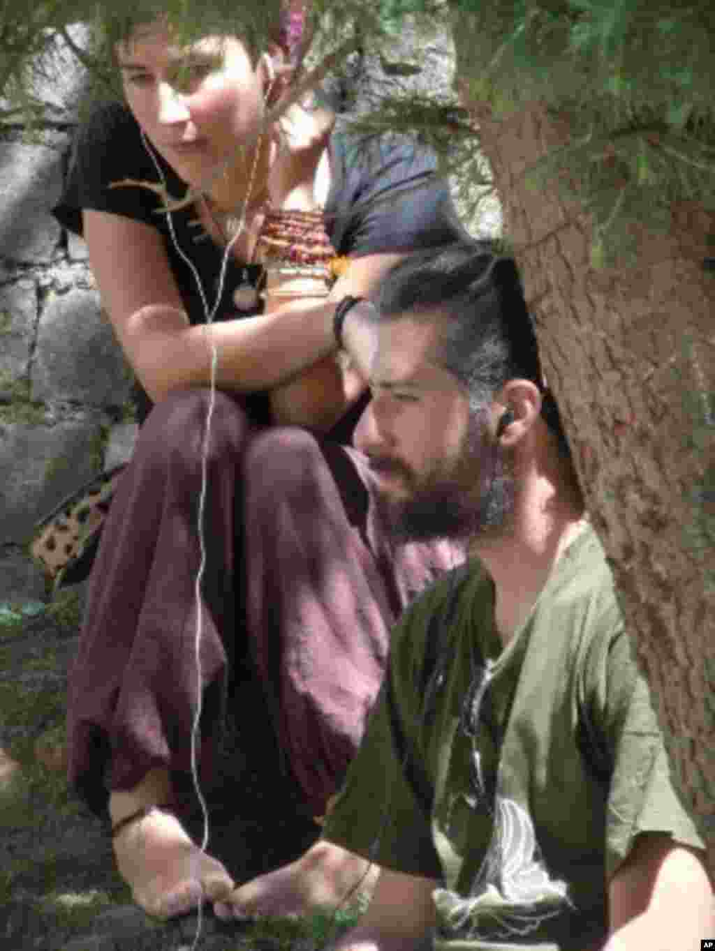 專心聆聽收音機英語傳譯達賴喇嘛講道的外國信眾