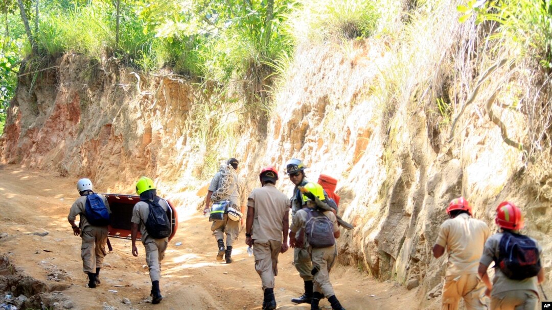 Rescatistas en la mina San Juan Arriba, donde ocho mineros continúan atrapados.