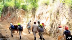 Rescatistas en la mina San Juan Arriba, donde ocho mineros continúan atrapados.