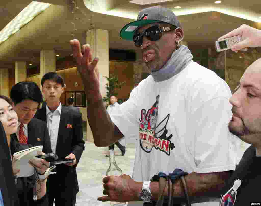 &nbsp;Mantan bintang bola basket Dennis Rodman menjawab pertanyaan dari seorang wartawan di sebuah hotel di Pyongyang, dalam foto yang diambil oleh kantor berita Kyodo ini. Rodman kembali menemui Kim Jong-un pada kunjungannya yang kedua ke Korea Utara tahun ini.