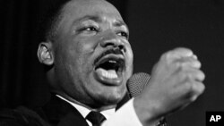 Martin Luther King, Jr. yayinda yake shahararren jawabinsa da ya taba zukatan mutane har aka ba bakake cikakken 'yanci, a garin Selma, jihar Alabama, Feb. 12, 1965.