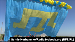 Запуск крымскотатарского флага над аннексированным Крымом. Архивное фото