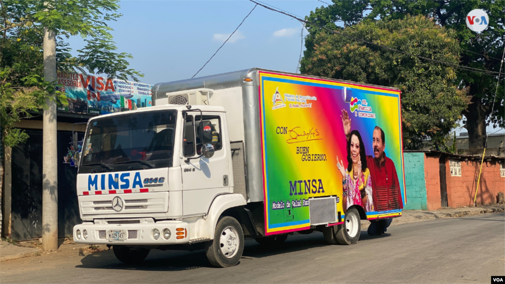 Un camión con propaganda al presidente de Daniel Ortega y su esposa, la también vicepresidenta Rosario Murillo, circula en las calles de Managua. [Foto: Houston Castillo]