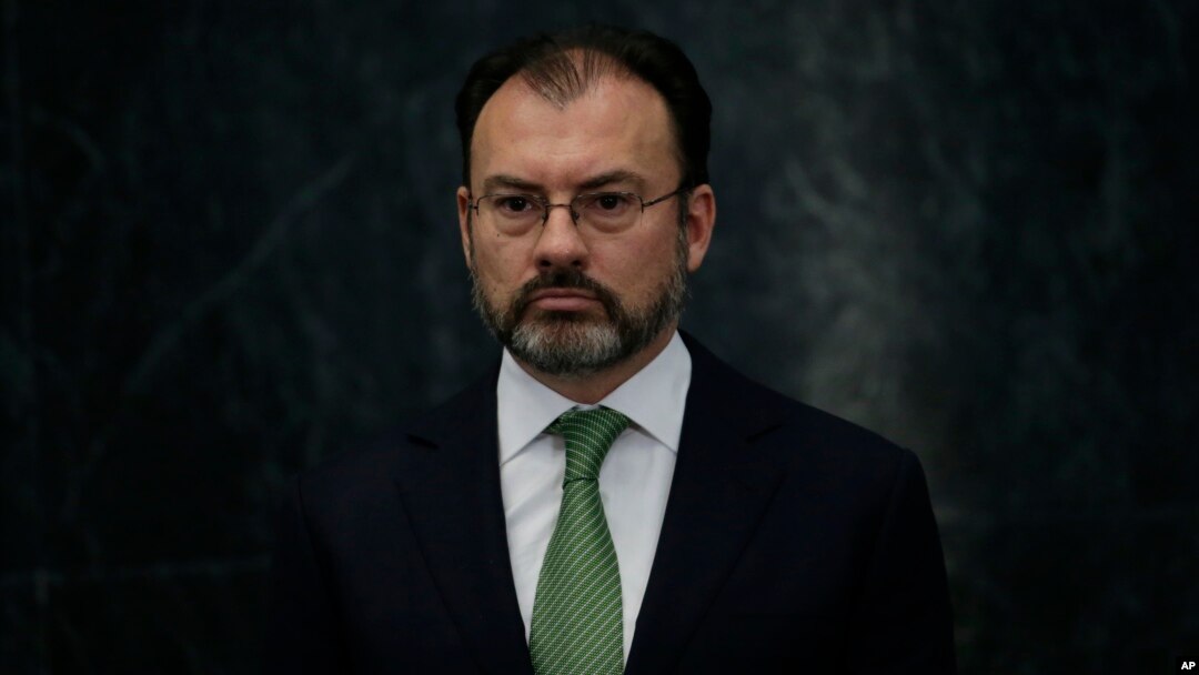 ARSIP – Menteri Hubungan Luar Negeri Meksiko yang baru, Luis Videgray, berdiri dalam sebuah konferensi pers di kediaman resmi presiden di Los Pinos (4/1/2017). Mexico City, Meksiko. (foto: AP Photo/Marco Ugarte, Arsip)