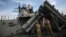Thủy  thủ tàu USS Higgins,đứng cạnh hệ thống ngăn chặn Aegis trong một cuộc tập trận chung Israel-Mỹ có tên 'Juniper Cobra' tại Haifa ngày 2/10/2009.