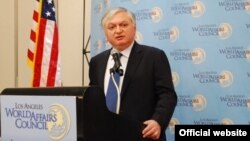 Հայատանի արտգործնախարար Էդվարդ Նալբանդյանը՝ Լոս Անջելեսում (արխիվային լուսանկար)