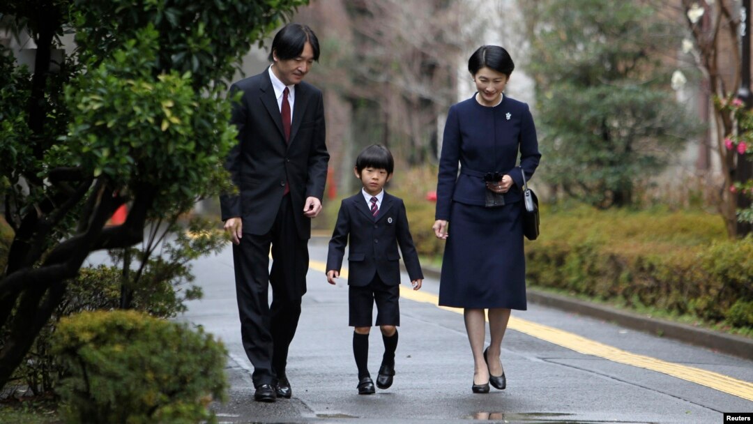 Japan's Prince Hisahito (C), accompanied by his father Prince Akishino (L) and mother Princess Kiko, arrives at Ochanomizu University's affiliated kindergarten for his graduation ceremony, Tokyo, Mar. 14, 2013. 