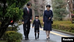 Japan's Prince Hisahito (C), accompanied by his father Prince Akishino (L) and mother Princess Kiko, arrives at Ochanomizu University's affiliated kindergarten for his graduation ceremony, Tokyo, Mar. 14, 2013. 