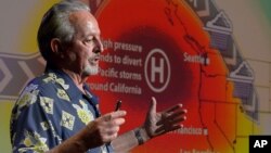 El oceanógrafo Bill Patzert habla sobre el sistema de El Niño de este año.