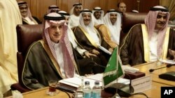 Le Saoudien Adel al-Jubeir, à gauche, et son homologue de Bahreïn, Sheik Khalid Bin Ahmed Al Khalifa, à droite, réunion des ministres des affaires étrangères de la Ligue arabe, le Caire, Egypte, le 19 novembre 2017. 