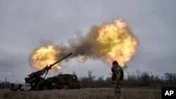 Soldados ucranianos disparan un obús CAESAR de fabricación francesa hacia posiciones rusas, el lunes 26 de diciembre de 2022, cerca de Avdiivka, región de Donetsk, Ucrania. 