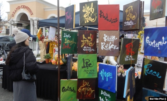 Gian hàng thư pháp tại hội chợ tết San Jose (Ảnh: Bùi Văn Phú)