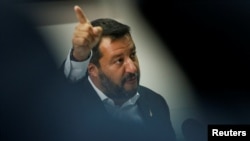 Wakil PM Italia Matteo Salvini memberi isyarat saat dia mengadakan konferensi pers di Italia selatan pada hari libur bank saat krisis pemerintah berlanjut, di Castel Volturno, Italia, 15 Agustus 2019. (Foto: REUTERS/Ciro de Luca)