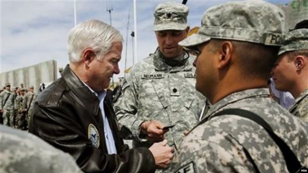 Menhan AS Robert Gates dan pasukan AS di Afghanistan. Penggunaan kekuatan militer menjadi opsi terakhir bagi pemerintahan Obama.