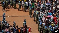 Une foule rassemblée à Bangui lors de la visite du pape François, 30 novembre 2015