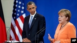 Presiden AS Barack Obama bersama Kanselir Jerman Angela Merkel dalam sebuah konferensi pers di Berlin, Juni 2013. 