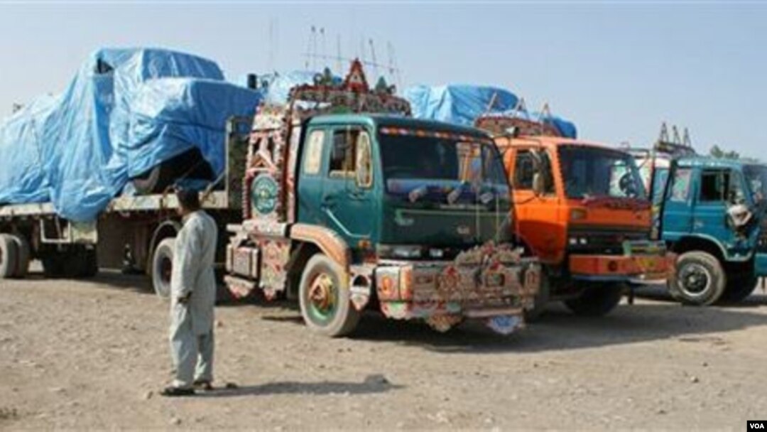 Truk-truk pembawa perbekalan NATO berjajar di pos perbatasan di wilayah Khyber, Pakistan karena pihak berwenang Pakistan memblokade jalur ke Afghanistan.