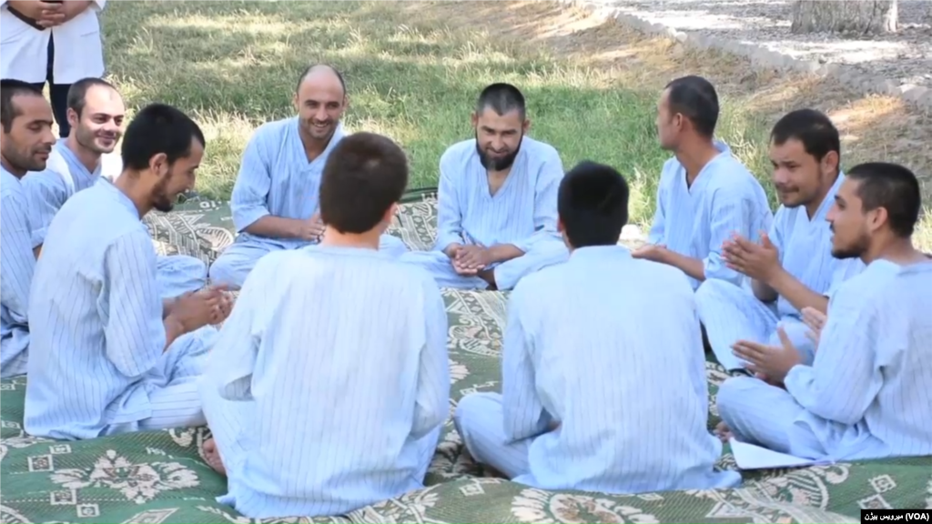 معتادین در مرکز تداوی مواد مخدر مزارشریف.