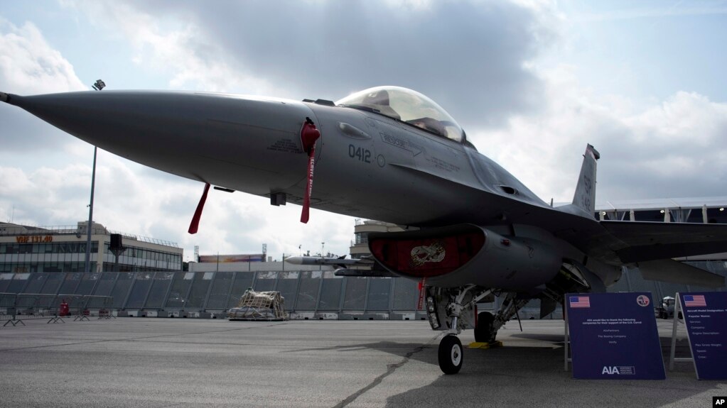 Винищувач F-16 на авіашоу у Парижі, 19 червня 2023. AP Photo/Lewis Joly