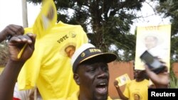 Para pendukung Presiden Yoweri Museveni merayakan kemenangan mereka setelah Komisi Pemilu menyatakan bahwa tokoh mereka kembali terpilih sebagai pemenang dalam Pilpres di ibukota Kampala (20/2).