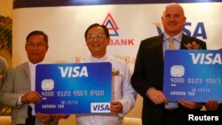 Visa ကဒ်နဲ့ ငွေပေးချေမှု အစီစဉ် မိတ်ဆက်ပွဲအခမ်းအနားမှာ မြင်တွေ့ရတဲ့ ကမ္ဘောဇဘဏ် ဒုဥက္ကဌ ဦးသန်းလွင် (လယ်)၊ ၂၀၁၃ခုနှစ် ဧပြီလ (၁) ရက်