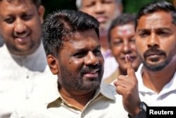 Sri Lankan President and National People's Alliance (NPP) leader Anura Dissanayake shows an ink-covered finger after voting in Colombo on the 14th.