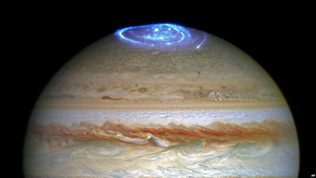 Gambar komposit yang disediakan oleh NASA hari Kamis, 30 Juni 2016 menunjukkan aurora di planet Jupiter (foto: NASA/ESA/Hubble via AP)