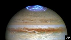 Gambar komposit yang disediakan oleh NASA hari Kamis, 30 Juni 2016 menunjukkan aurora di planet Jupiter (foto: NASA/ESA/Hubble via AP)