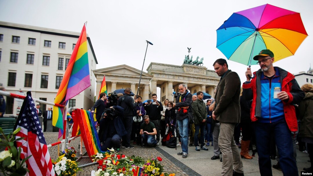 Bdenje za žrtve iz Orlanda održano je ispred američke ambasade i Brandenburške kapije u Berlinu 